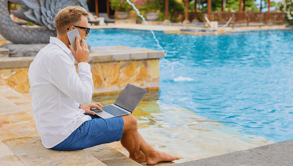 persona trabajando en vacaciones