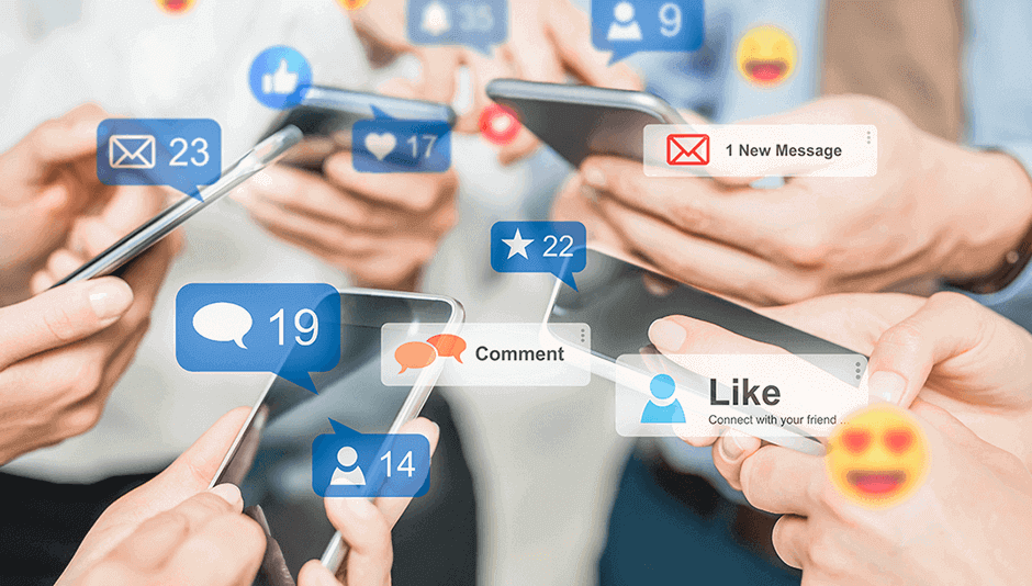 Personas con celulares en redes sociales