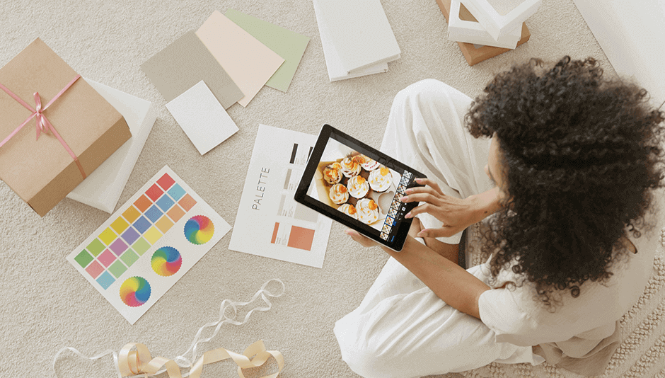mujer con tablet seleccionando colores