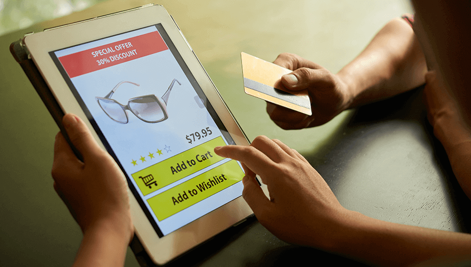 persona comprando por tienda online